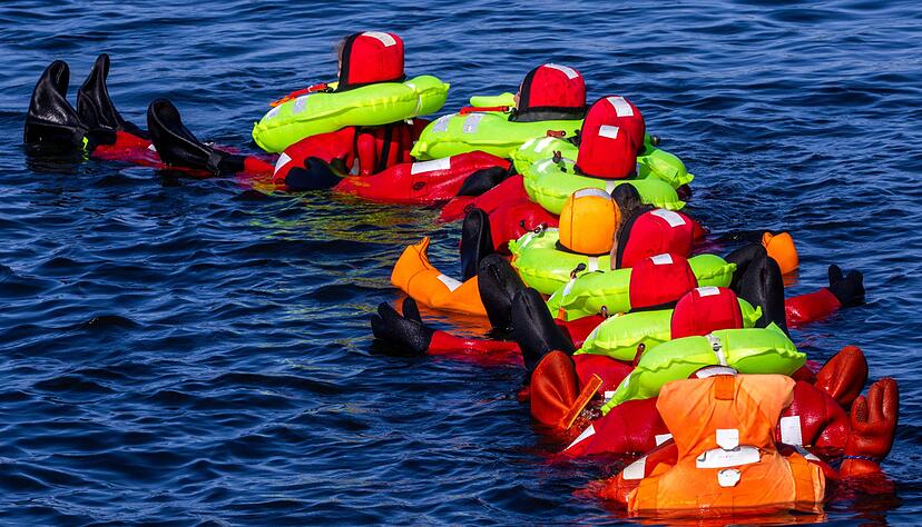 Geübt wurde unter anderem, im Verbund in Überlebensanzügen zu schwimmen.