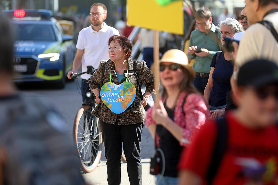 Zahlreiche Teilnehmer versammeln sich zu einer Kundgebung in der Heilbronner Innenstadt.