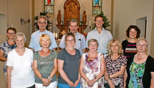 Die Ehrung (v.l.): Ursula Jochim, Anita Holder, Pfarrer Heinrich Weikart, Maria Krebs, Beate Rothe, Peter Bolch, Hilde Mark, Bernhard Holder, Erika Ehmann-Öhlschläger, Hannelore Hirschfeld, Thea Müller (Hildegard Schürrer fehlt).Foto: Anton Zuber