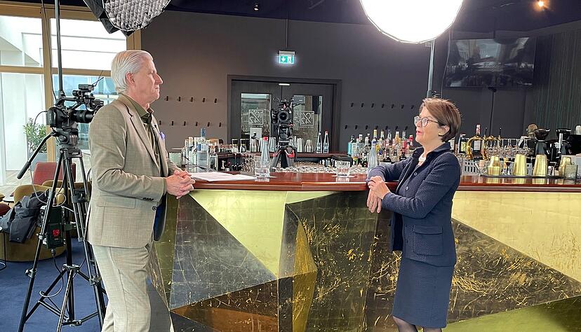Anwältin Anke Stiefel-Bechdolf stellt sich beim Live-Talk "Ohne Ausrede" den Fragen von Uwe Ralf Heer. Anwältin Anke Stiefel-Bechdolf stellt sich beim Live-Talk "Ohne Ausrede" den Fragen von Uwe Ralf Heer.