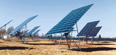 120 solcher Module werden im ehemaligen US Depot errichtet. Ein Nachführsystem macht das Kraftwerk 30 Prozent effektiver als feststehende Module.Foto: PV Strom