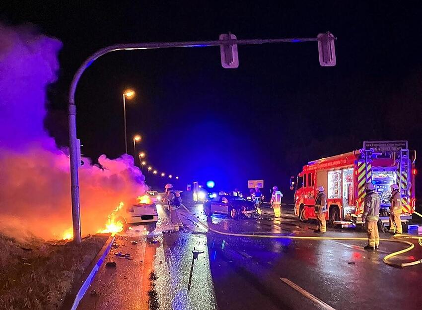 Zwei Männer wurden bei der Kollision in der Sonntagnacht in Heilbronn schwer verletzt. Sie wurden mit zum Teil lebensgefährlichen Verletzungen in ein Krankenhaus gebracht. Ein 27-Jähriger erliegt später seinen Verletzungen.