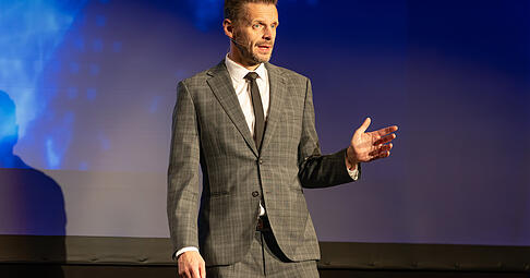 &bdquo;Mit mir werden wir das Land nicht mehr fit kriegen&ldquo;: Florian Schroeder ist wieder unterwegs mit seinem satirischen Jahresr&uuml;ckblick &ndash; und pflegt dabei eine Work-Life-Balance, die Bundeskanzler Friedrich Merz nicht gefallen d&uuml;rfte.