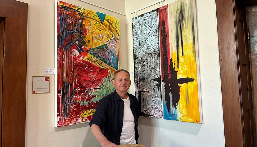 Vom Fernmeldetechniker zum K&uuml;nstler: Hartmut Wolff stellt seine abstrakten Werke aus Acryl im Rathaus aus.