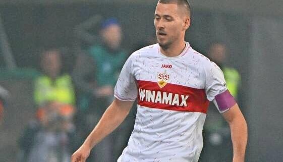 Waldemar Anton nimmt DFB-Kollege Maximilian Beier aus dem Spiel. Foto: dpa