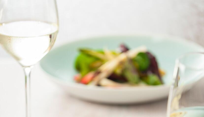 Spargel schmeckt auch kalt, etwa zu frischen Blattsalaten mit Erdbeeren, die fast zeitgleich Saison haben.