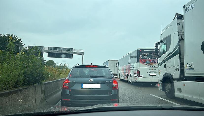 Die Folgen des Unfalls sind auch noch Stunden sp&auml;ter zu sp&uuml;ren: Auf der A6 bei Sinsheim stehen Verkehrsteilnehmer im Stau.