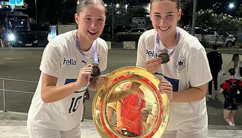 Lara Däuble (links) und Aylin Bornhardt mit der inzwischen verschollenen EM-Trophäe.