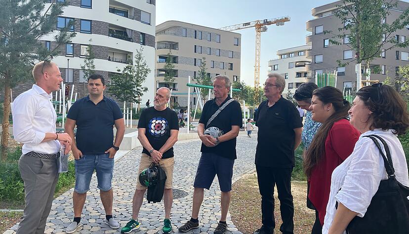 Unterwegs im Hochgelegen: Michael Schanz (links), Prokurist der Stadtsiedlung Heilbronn, f&uuml;hrt den Bezirksbeirat Neckargartach durch das Wohngebiet.