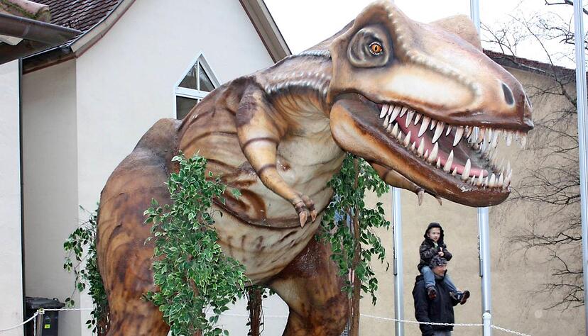 Dieser stattliche Carcharodontosaurus empf&auml;ngt die Besucher vor dem Eingang. Es handelte sich um einen der gr&ouml;&szlig;ten bekannten landlebenden Fleischfresser der Erdgeschichte.Foto: Corinna Jan&szlig;en