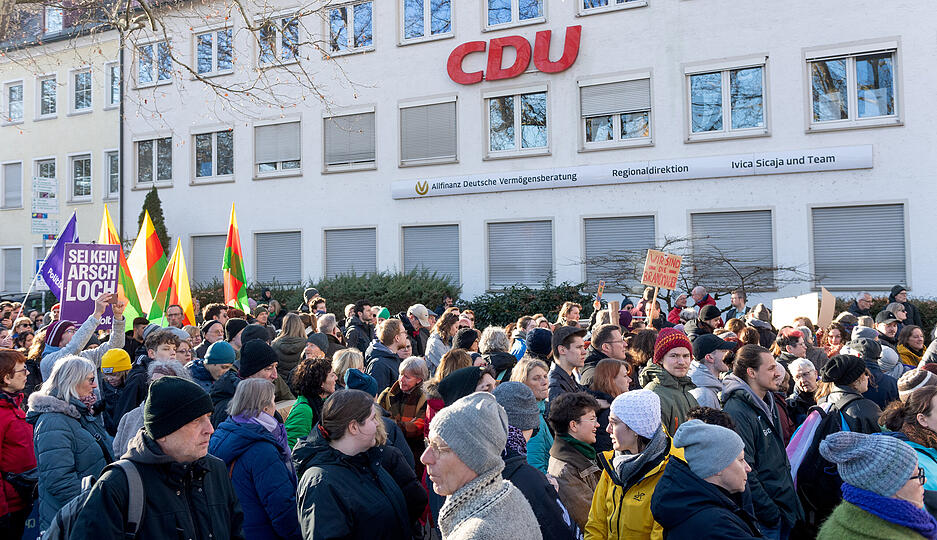 Nach bisherigen Erkenntnissen folgen weitaus mehr Menschen dem Aufruf des Netzwerks gegen Rechts als erwartet.