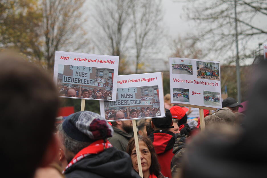 Mit Plakaten und Transparenten setzen die Beschäftigten ein sichtbares Zeichen. Mit Plakaten und Transparenten setzen die Beschäftigten ein sichtbares Zeichen.