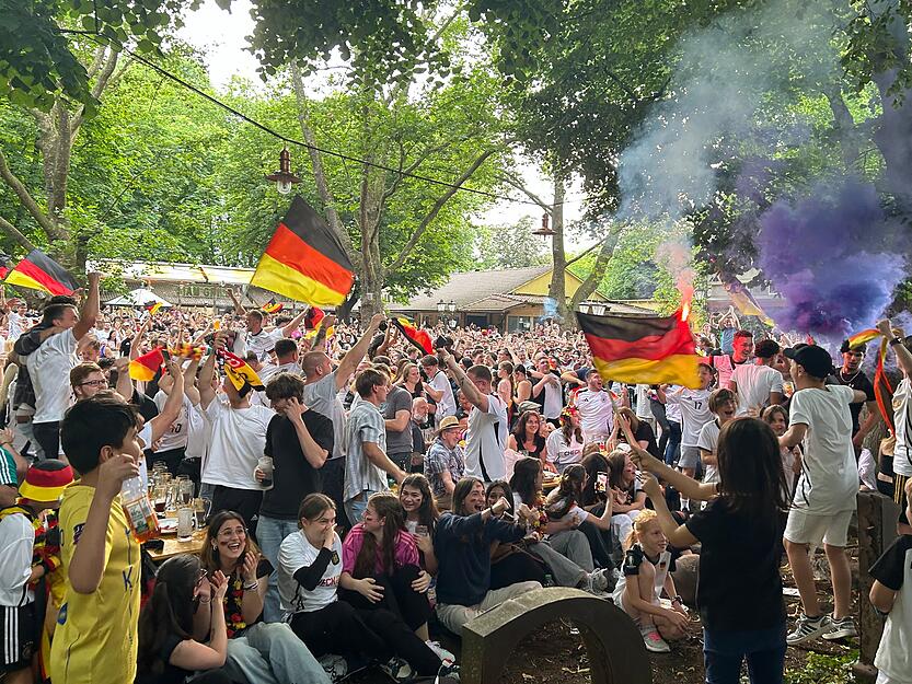 Jubel beim deutschen Ausgleich: Fans feiern im Food Court beim Public Viewing.