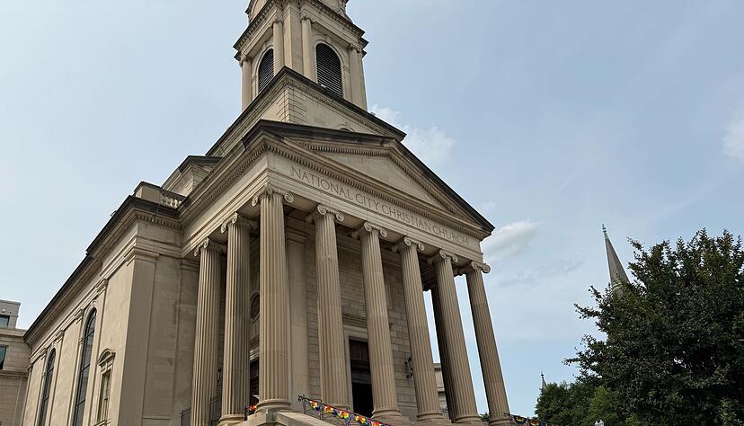 Auch vor einige Kirchen in Washington ist Regenbogen-Dekoration zu sehen.