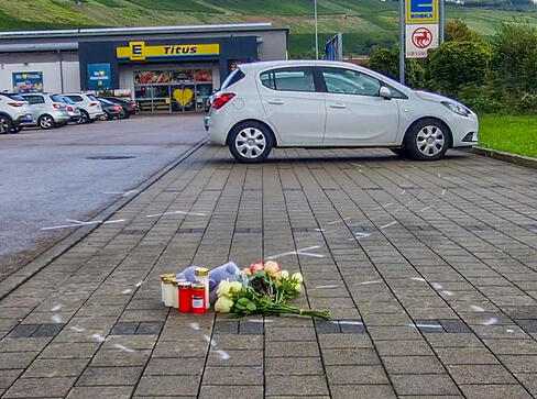 Ein 18-Jähriger soll einen 12-Jährigen nach einem Streit mit einem Auto auf einem Parkplatz in Niedernhall überfahren haben. Das Kind ist noch vor Ort gestorben.