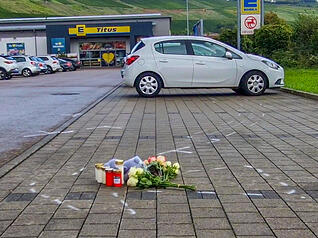 Ein 18-Jähriger soll einen 12-Jährigen nach einem Streit mit einem Auto auf einem Parkplatz in Niedernhall überfahren haben. Das Kind ist noch vor Ort gestorben.
