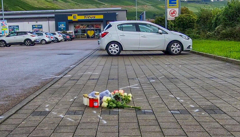 Ein 18-Jähriger soll einen 12-Jährigen nach einem Streit mit einem Auto auf einem Parkplatz in Niedernhall überfahren haben. Das Kind ist noch vor Ort gestorben.