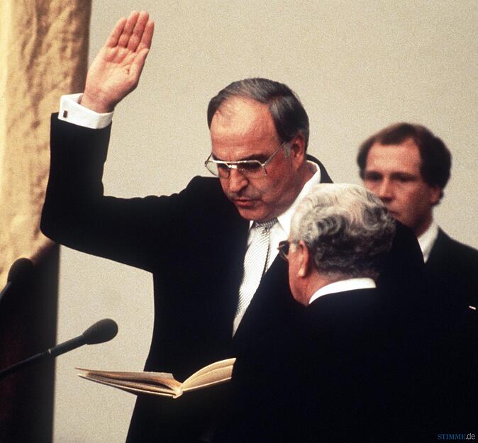 Der CDU-Parteivorsitzende Helmut Kohl wird am 01.10.1982 von Bundestagspr&auml;sident Richard St&uuml;cklen (vorn) als neuer Bundeskanzler vereidigt Foto: Archiv/dpa