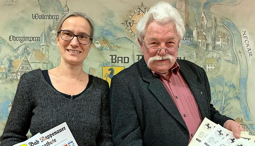 Eva Goldfuß-Siedl und Erich Schuh präsentieren stolz den 30. Heimatboten, der ab sofort im Rathaus, in den Bürgerbüros und im Museum ausliegt.
Foto: Plapp-Schirmer Eva Goldfuß-Siedl und Erich Schuh präsentieren stolz den 30. Heimatboten, der ab sofort im Rathaus, in den Bürgerbüros und im Museum ausliegt.
Foto: Plapp-Schirmer