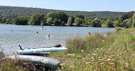 Ein großer Andrang herrscht am Vormittag noch nicht, trotzdem ist einiges los. Viele Badegäste sind mit einem Stand Up Paddle (kurz SUP) an die Ehmetsklinge in Zaberfeld gekommen. 
Fotos: Lisa Könnecke