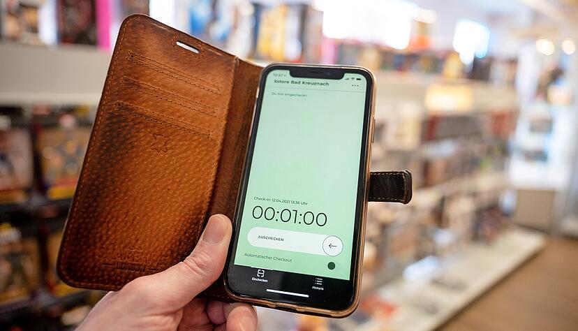 Die Teilnahme am öffentlichen Leben ist mittlerweile in vielen Bereichen nur möglich, wenn man sich wie hier mit der Luca-App registriert.
Foto: dpa