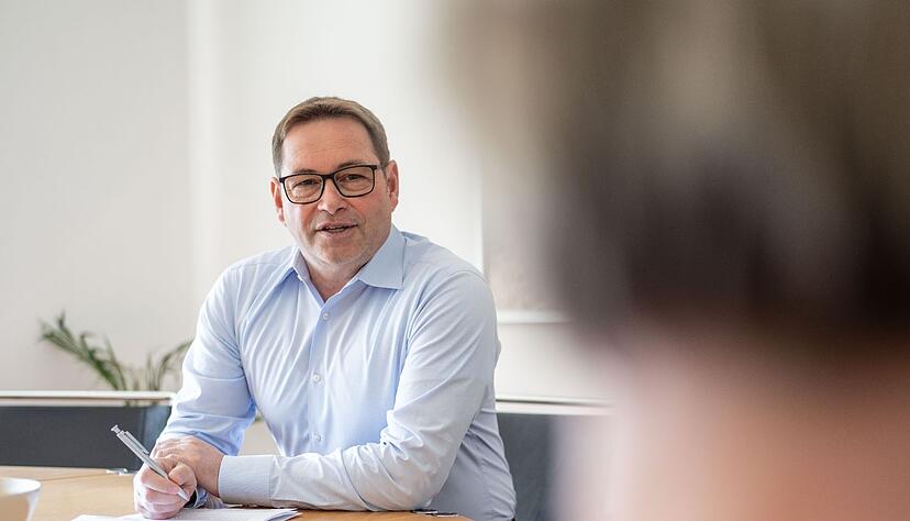 Ohne Gespräche geht es nicht: Berufsbetreuer müssen bei ihrer Arbeit die individuellen Bedürfnisse aller Klienten im Blick haben.