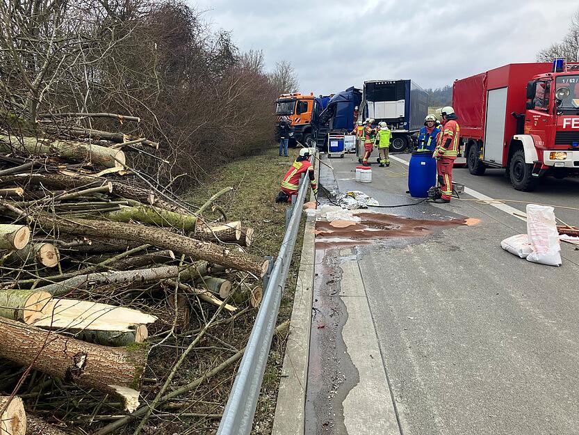 Trümmerteile liegen auf der Fahrbahn. Eine Vollsperrung der A81 ist nötig, um die Unfallstelle zu säubern. Trümmerteile liegen auf der Fahrbahn. Eine Vollsperrung der A81 ist nötig, um die Unfallstelle zu säubern.