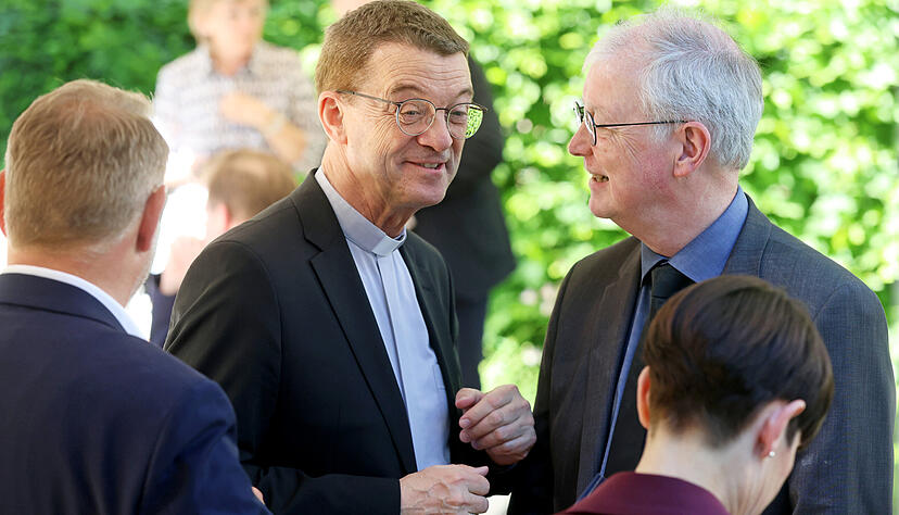 Bischof Dr. Klaus Krämer mit Dekan Roland Rossnagel im Garten des Heinrich-Fries-Hauses in Heilbronn. Bischof Dr. Klaus Krämer mit Dekan Roland Rossnagel im Garten des Heinrich-Fries-Hauses in Heilbronn.