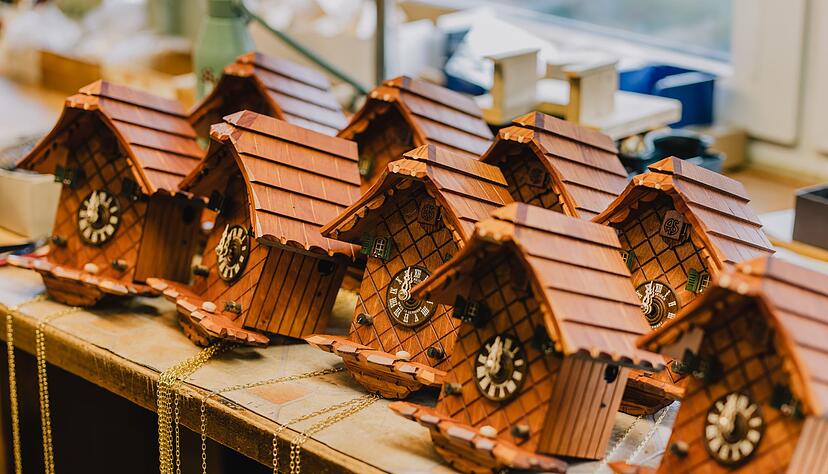 Zu einer traditionellen Kuckucksuhr geh&ouml;ren auch Gewichte.