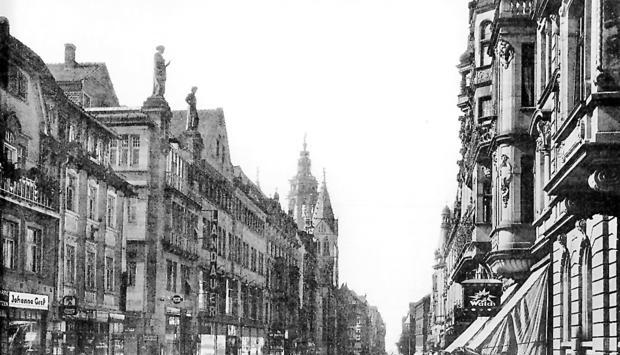 Zusammengestellt von Archiv und Dokumentation der Heilbronner Stimme 
um 1935: Unter dem Namen "Brüder Landauer" eröffnet die jüdische Familie Kaufmann 1910  das Kaufhaus an der Kaiserstraße 46.