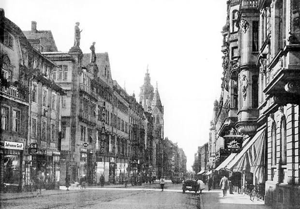 Zusammengestellt von Archiv und Dokumentation der Heilbronner Stimme 
um 1935: Unter dem Namen "Brüder Landauer" eröffnet die jüdische Familie Kaufmann 1910  das Kaufhaus an der Kaiserstraße 46.