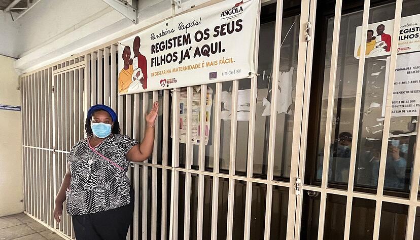 Djanina Baptista, leitende Gynäkologin des Cajueiro Krankenhauses, steht vor den verschlossenen Türen des Büros für Geburtenregistrierung. Neugeborene können nur zu bestimmten Zeiten registriert werden. Wer zu anderen Zeiten sein Kind entbindet, muss an einem anderen Tag wiederkommen. Djanina Baptista, leitende Gynäkologin des Cajueiro Krankenhauses, steht vor den verschlossenen Türen des Büros für Geburtenregistrierung. Neugeborene können nur zu bestimmten Zeiten registriert werden. Wer zu anderen Zeiten sein Kind entbindet, muss an einem anderen Tag wiederkommen.