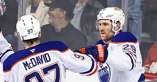 NHL-Superstar feiert Olympia-Premiere: Leon Draisaitl (r). (Archivbild)