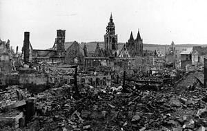 Die Zerstörung der Stadt überstand der Kiliansturm erstaunlich gut.
Foto: Archiv Die Zerstörung der Stadt überstand der Kiliansturm erstaunlich gut.
Foto: Archiv