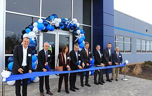 Neues Werk in Tennessee er&ouml;ffnet: Bei der Feier durchschneiden unter anderem EBM-Papst-Chef Klaus Gei&szlig;d&ouml;rfer (3.v.r.), links daneben Gesellschafter Jan Philippiak und Mark Shiring, CEO von EBM-Papst USA , das Band.