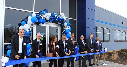 Neues Werk in Tennessee eröffnet: Bei der Feier durchschneiden unter anderem EBM-Papst-Chef Klaus Geißdörfer (3.v.r.), links daneben Gesellschafter Jan Philippiak und Mark Shiring, CEO von EBM-Papst USA , das Band.