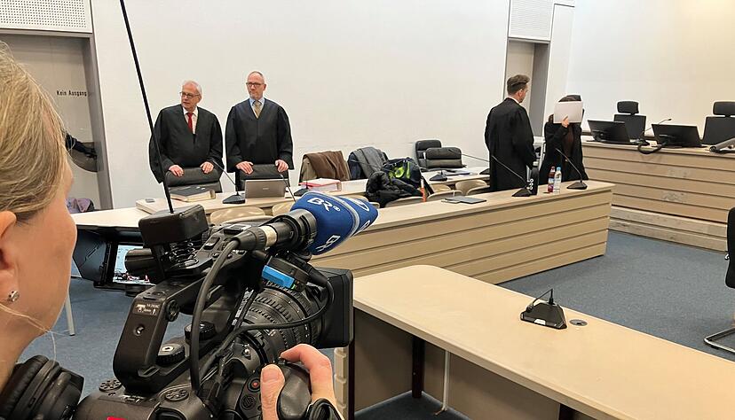 Wie an jedem Prozesstag am Landgericht Ingolstadt verbarg die Hauptangeklagte Schahraban K. beim Gang auf die Anklagebank auch gestern ihr Gesicht. Wie an jedem Prozesstag am Landgericht Ingolstadt verbarg die Hauptangeklagte Schahraban K. beim Gang auf die Anklagebank auch gestern ihr Gesicht.
