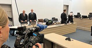 Wie an jedem Prozesstag am Landgericht Ingolstadt verbarg die Hauptangeklagte Schahraban K. beim Gang auf die Anklagebank auch gestern ihr Gesicht.