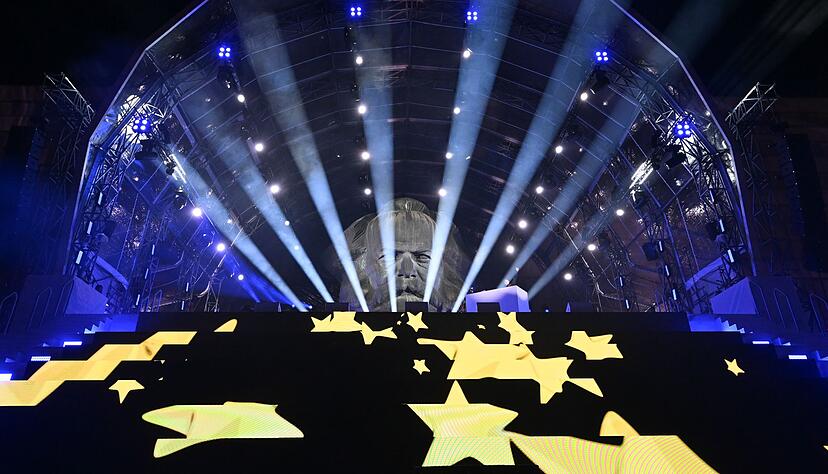 Die gro&szlig;e Er&ouml;ffnungsshow am Chemnitzer Karl-Marx-Monument.