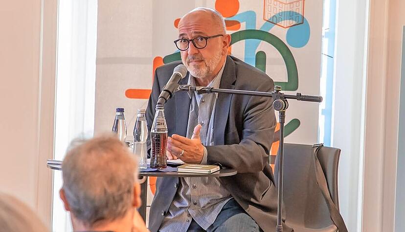 Die Kneipe als zweites Wohnzimmer, wo man sein darf, wie man ist: Markus Bundi liest im Literaturhaus Heilbronn.