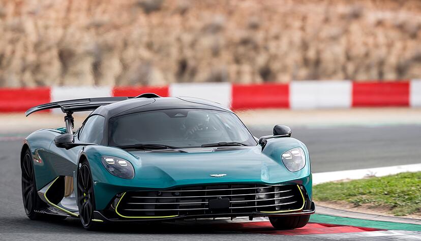 Der Supersportwagen Valhalla kostet mindestens 979.965 Euro und ist auf 999 Exemplare limitiert. Der Supersportwagen Valhalla kostet mindestens 979.965 Euro und ist auf 999 Exemplare limitiert.