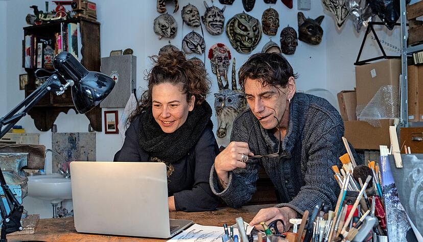 Konzeptentwicklung für einen Performance-Film mit internationaler Beteiligung: Die Masken an der Wand hat Verena Stenke selbst gemacht. Gemeinsam mit ihrem Mann Andrea Pagnes bildet Stenke das Künstlerduo VestAndPage.
Foto: Mario Berger