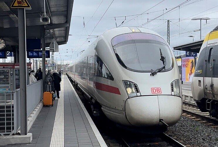 Am Heilbronner Hauptbahnhof steigen knapp 30 Personen in den Zug nach Berlin.