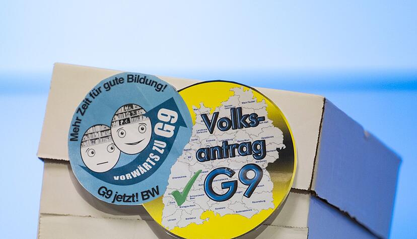 Ein Karton, in dem sich Unterschriftenlisten befinden, steht w&auml;hrend einer Pressekonferenz der Elternintiative "G9 Jetzt! BW" im B&uuml;rger- und Medienzentrum des Landtags von Baden-W&uuml;rttemberg auf einem Tisch.