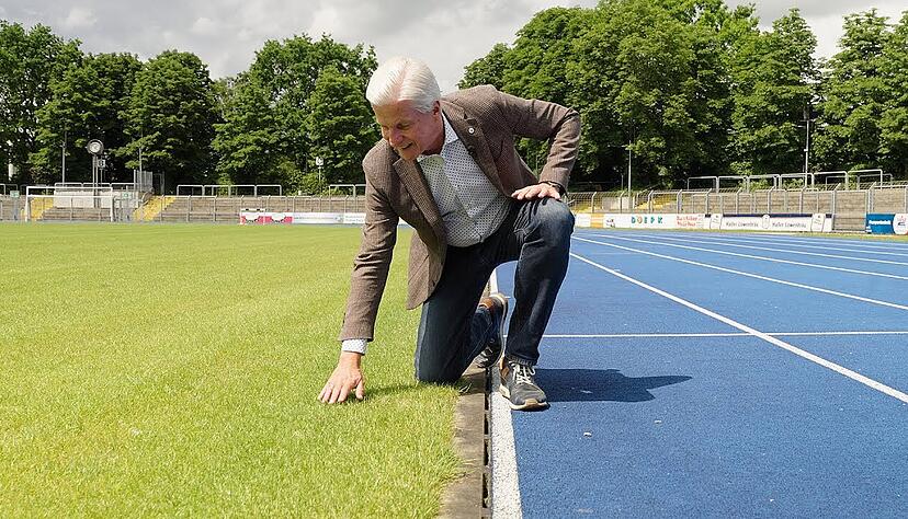 Chefredakteur Uwe Ralf Heer inspiziert den neuen Rasen im Heilbronner Frankenstadion.