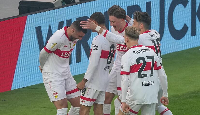 Deniz Undav freut sich mit seinen Teamkollegen &uuml;ber das 3:0.