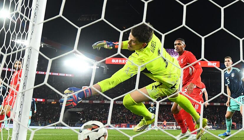 Tor nach einer Ecke: Der Schweizer Torwart Gregor Kobel kann den Kopfball von Jonathan Tah nicht halten. (Archivbild) Tor nach einer Ecke: Der Schweizer Torwart Gregor Kobel kann den Kopfball von Jonathan Tah nicht halten. (Archivbild)