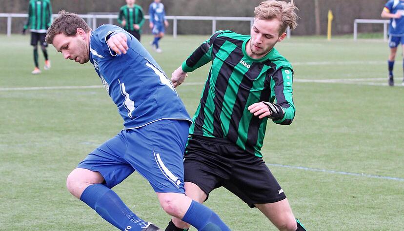 Einen Schritt schneller: Marco Dell (links) vom Friedrichshaller SV II entkommt hier der Attacke von Justin Blaschka (TSV Herbolzheim).Foto: Alexander Bertok