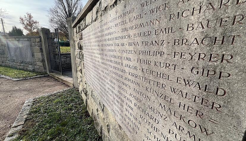 Namen über Namen: Auf Gedenktafeln wie hier auf dem Bad Rappenauer Friedhof sind die Namen der Gefallenen eingraviert. In Respekt und Trauer wird ihrer in fast allen Ortschaften gedacht.