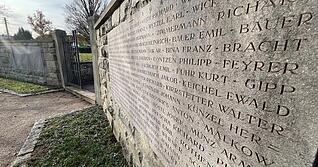 Namen über Namen: Auf Gedenktafeln wie hier auf dem Bad Rappenauer Friedhof sind die Namen der Gefallenen eingraviert. In Respekt und Trauer wird ihrer in fast allen Ortschaften gedacht.